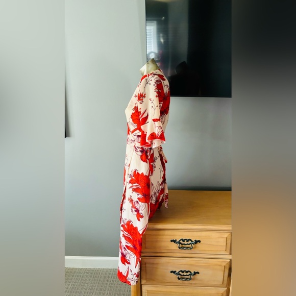 Beautiful floral pattern wraparound midi dress - Picture 4 of 9